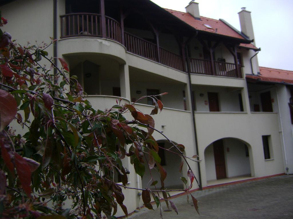 Hôtel Arnyas Lakopark à Alsópáhok Extérieur photo