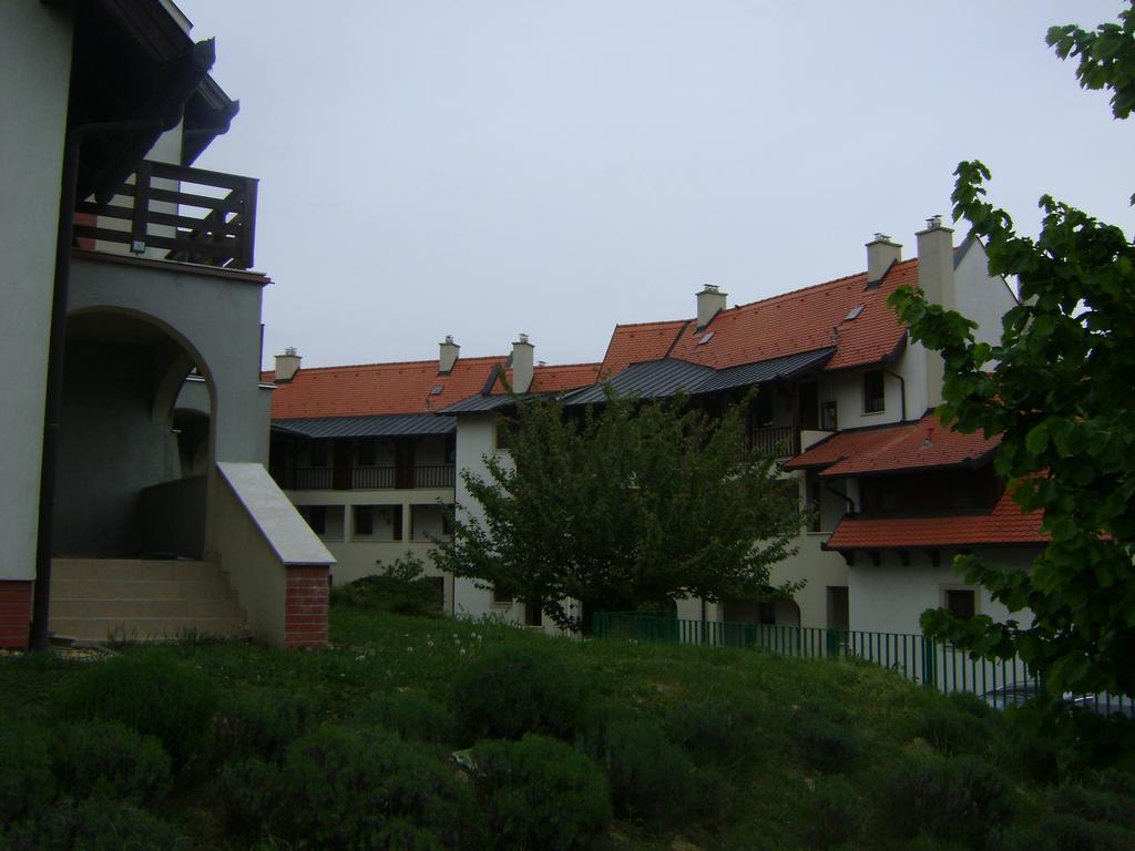 Hôtel Arnyas Lakopark à Alsópáhok Extérieur photo